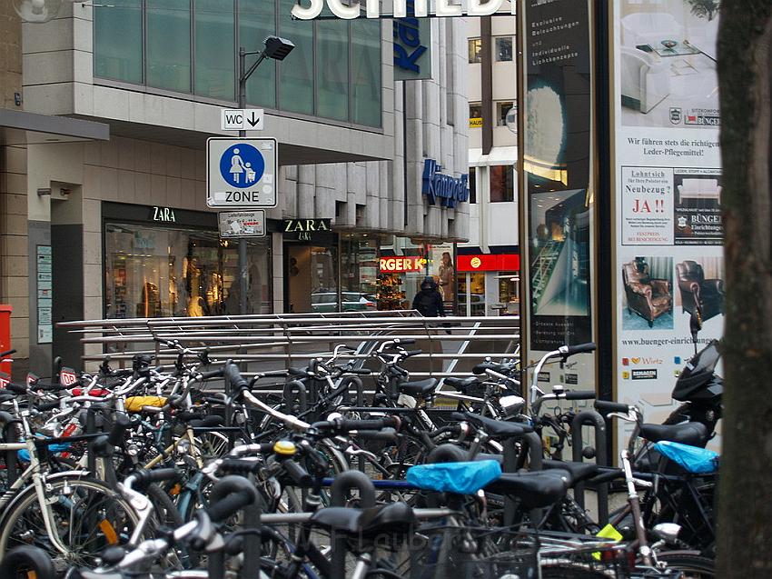 Herrenlose Einkaufstuete gesprengt Koeln Schildergasse P293.JPG